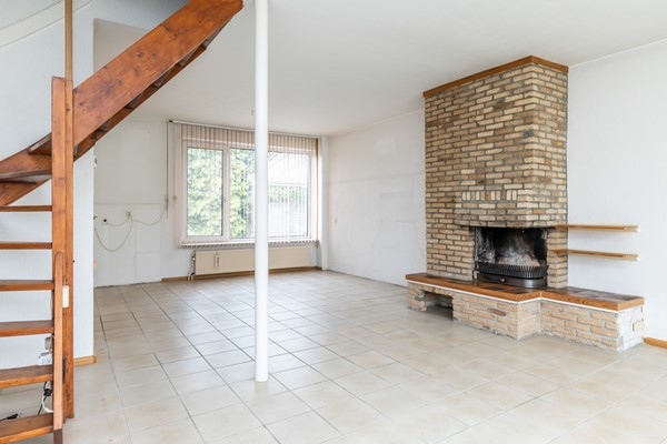 Foto - Te koop: Een ruime twee-onder-een kapwoning met inpandige garage, groot souterrain en goed formaat tuin gelegen op het Zuidwesten op een prima locatie in Wijlre.